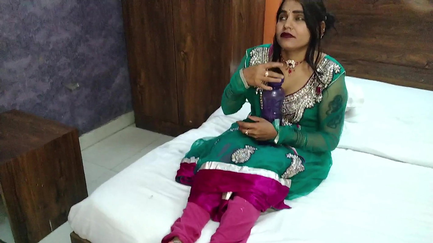 Bhabhi ko jabar dasti patak ke pel diya