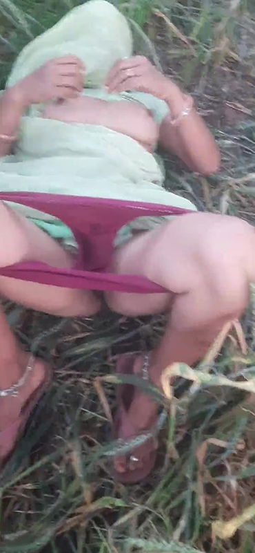 Desi beautiful sister-in-law is rubbing her ass in the wheat field Tormenting her brother-in-law for sex Rubbing her fat ass in the open field for sex