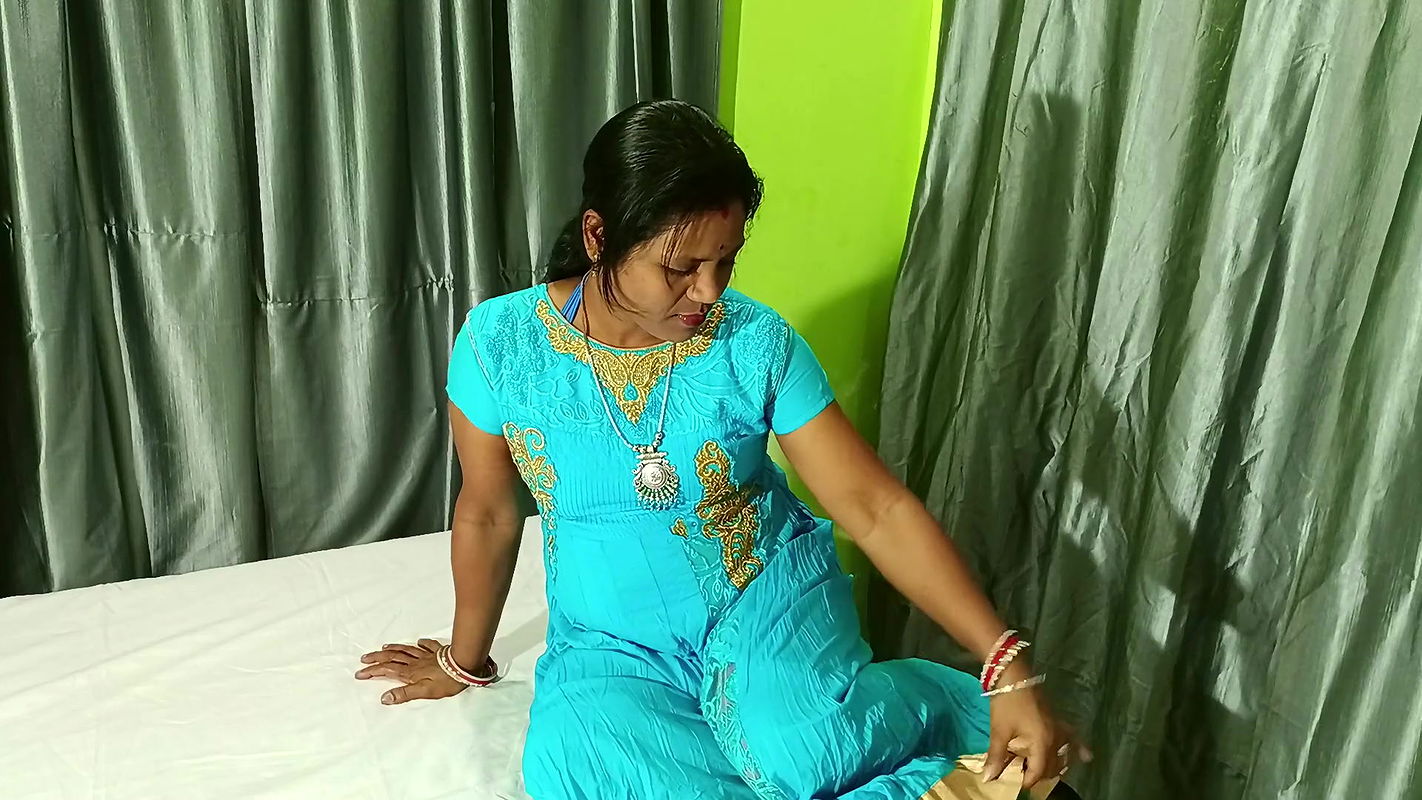 Indian Gouri Bhabhi Fucked with boyfriend Before Shopping from Market