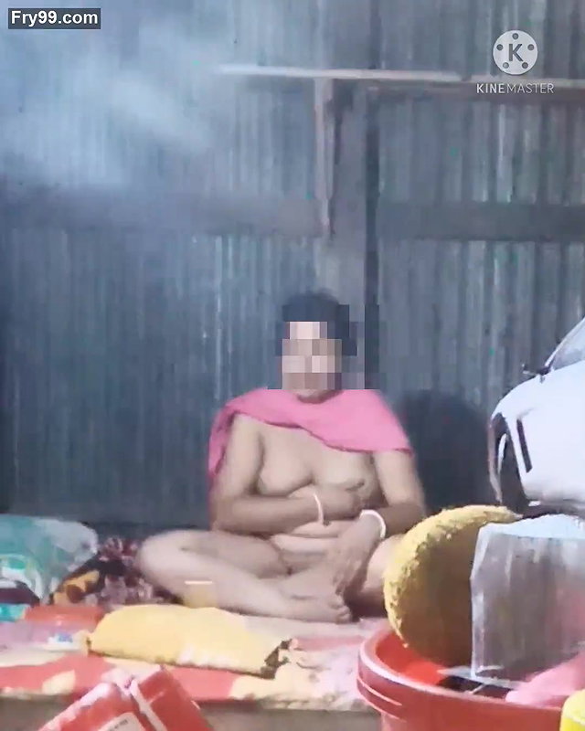 Desi village aunty showing her big boobs and body.