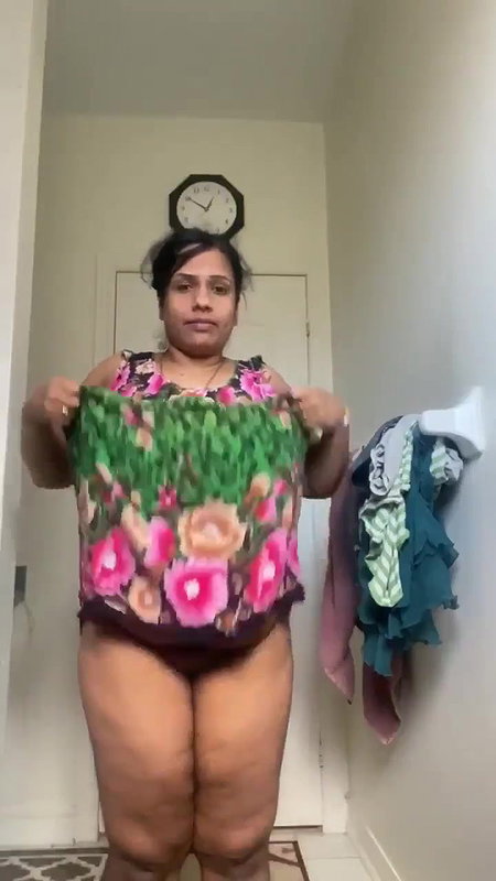 Desi sexy aunty open her dress