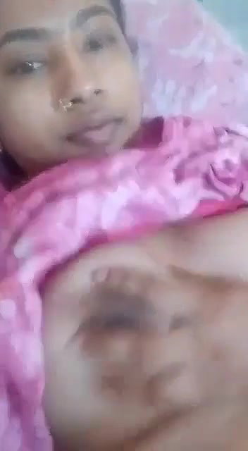 Desi Bhabhi Shows Her Boobs