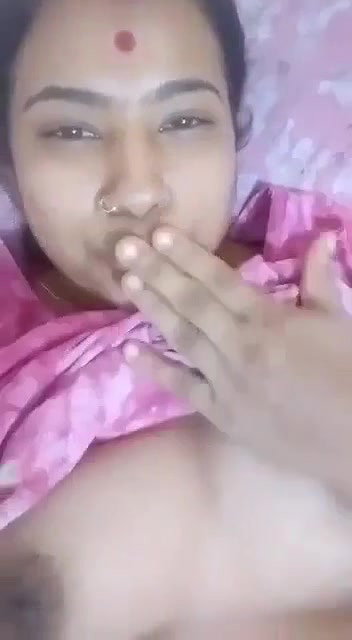 Desi Bhabhi Shows Her Boobs