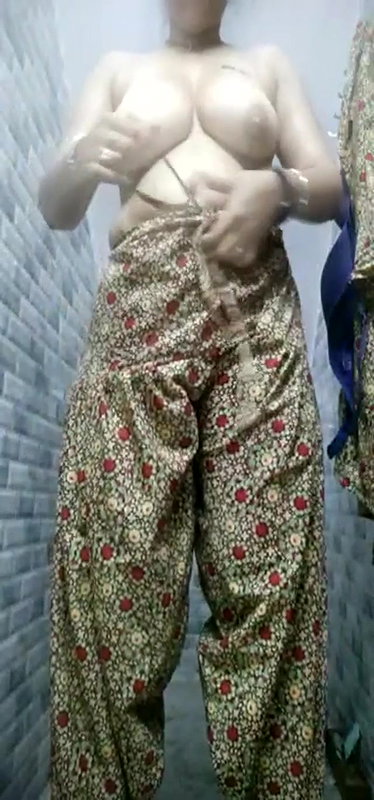 Super Horny Indian Girl Show’s Nude Body and Dancing