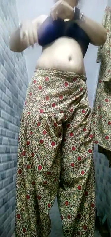 Super Horny Indian Girl Show’s Nude Body and Dancing
