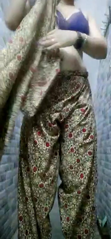 Super Horny Indian Girl Show’s Nude Body and Dancing