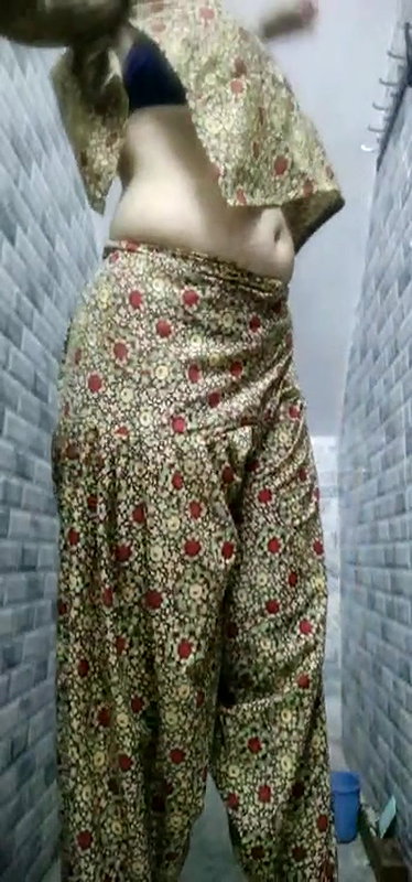 Super Horny Indian Girl Show’s Nude Body and Dancing