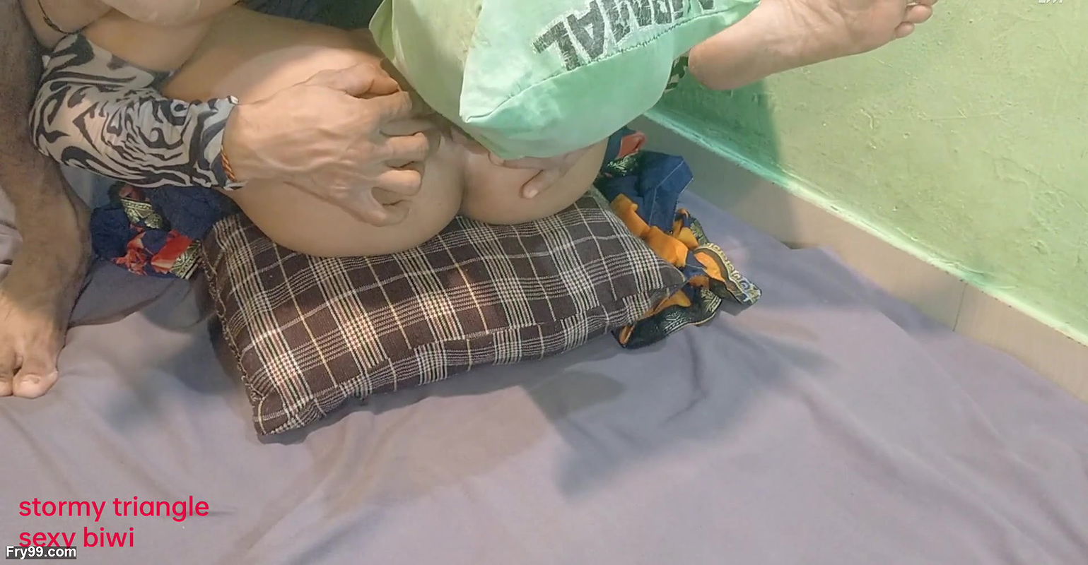 Today, for the first time, sister-in-law had sex in saree and so much that sister-in-law started having stomach pain