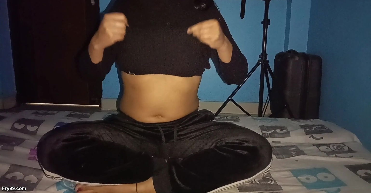 Today let’s see Shreya Bhabhi seeing her brother-in-law looking at her cleavage