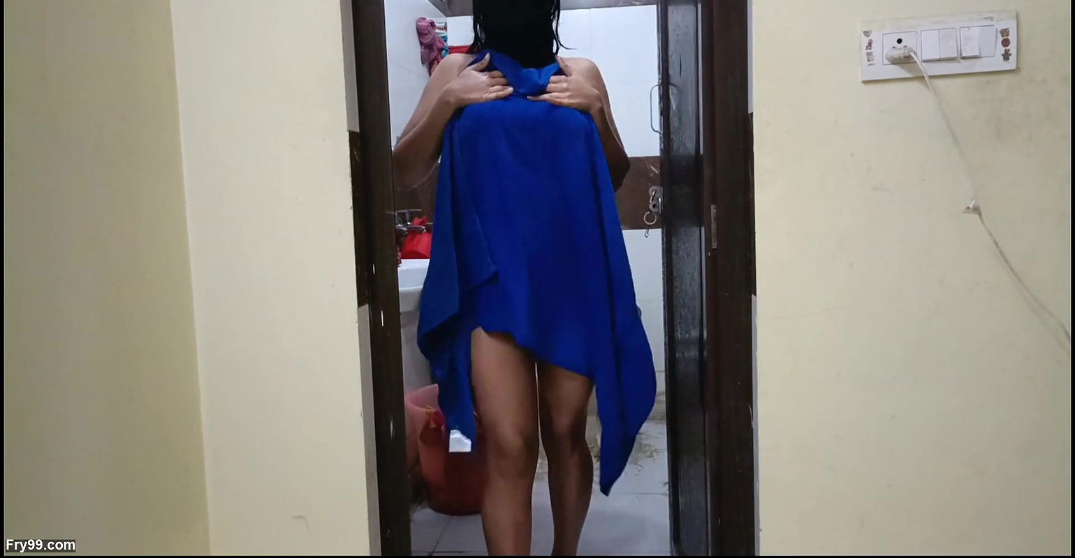 Seeing the ass of the aunt in front of me, I feel like leaving it