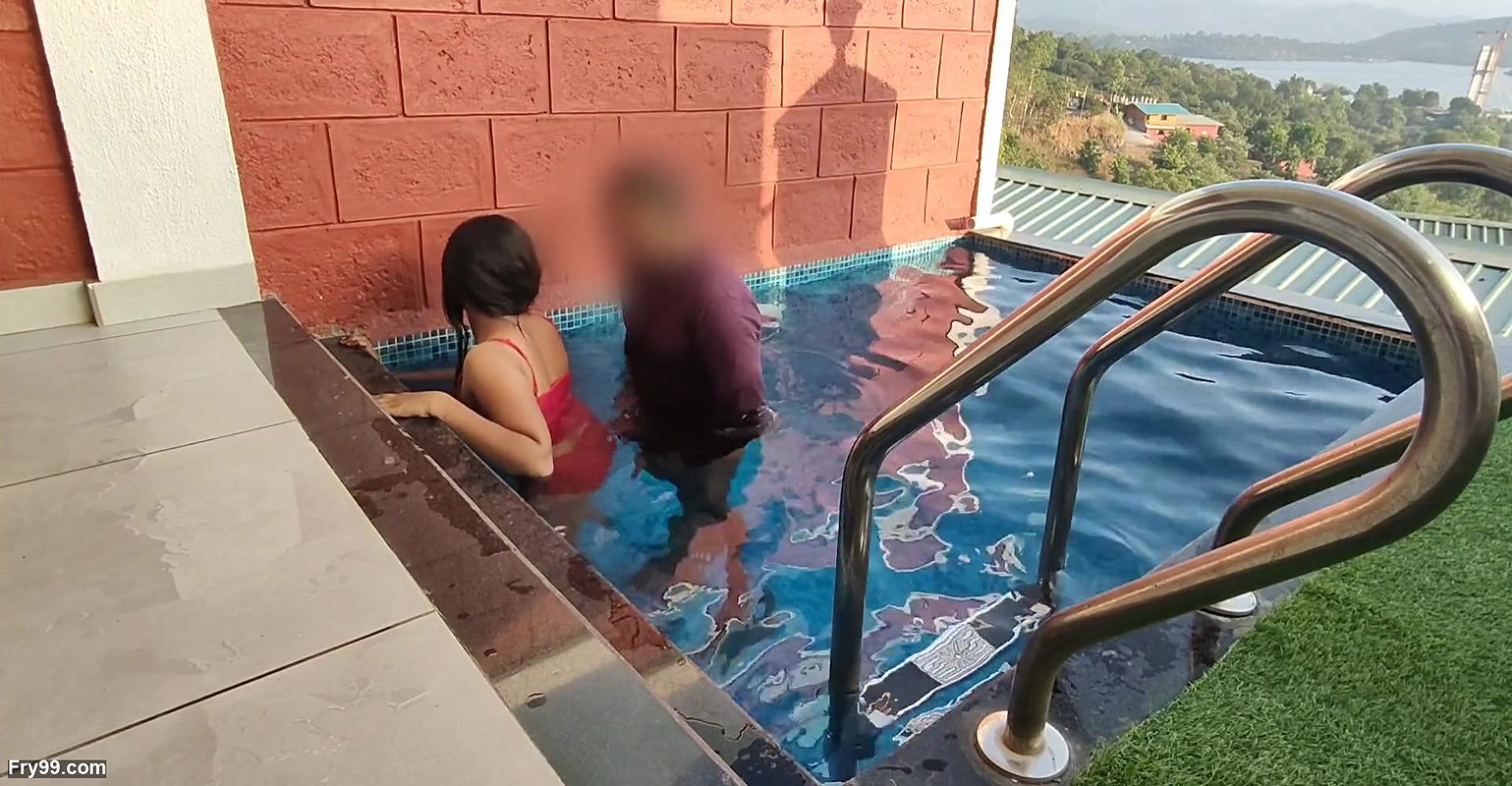 Komal was getting into the swimming pool for the first time, the husband was getting down from behind, fucking in the water itself