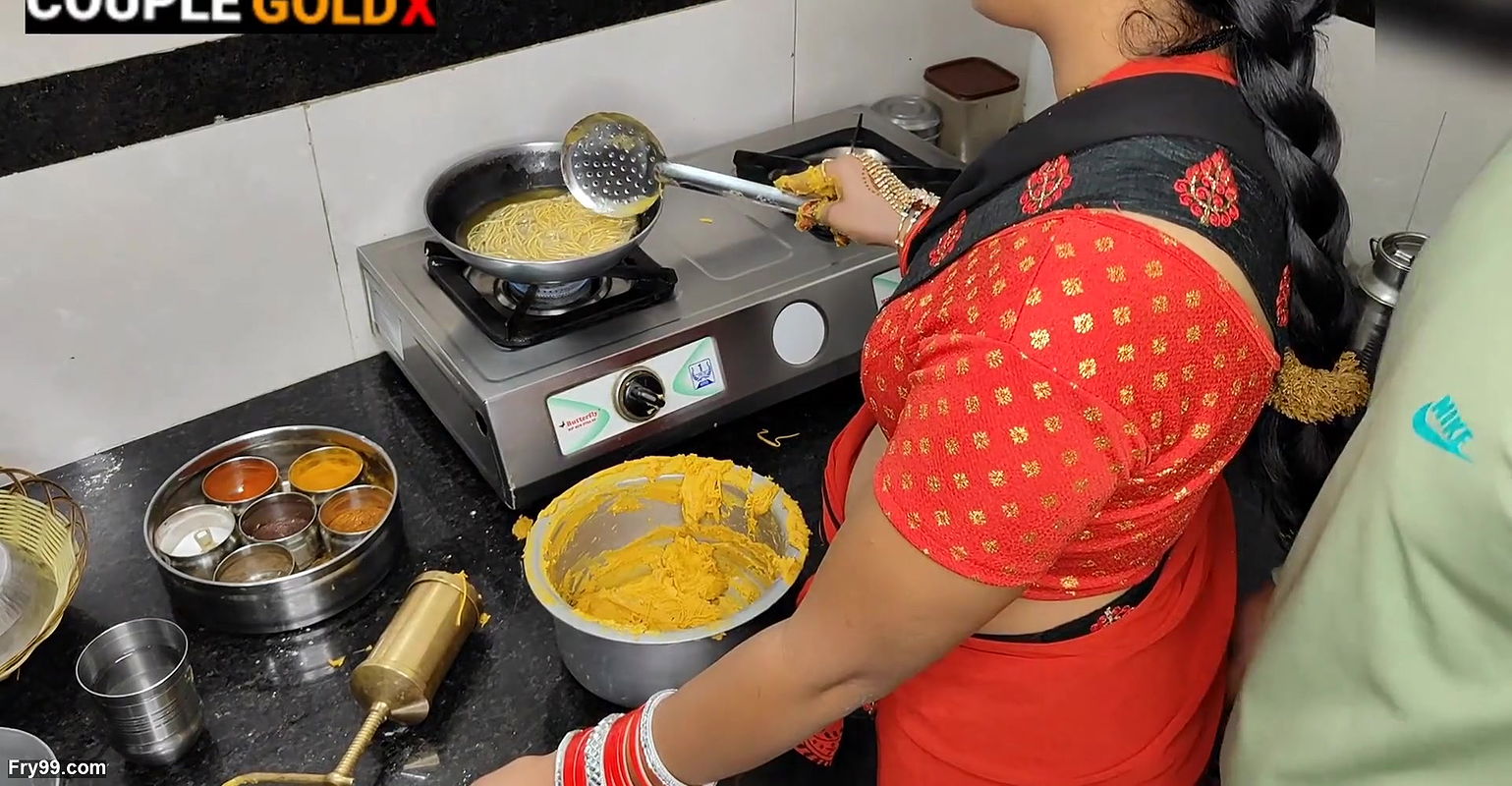 Komal ne Diwali ke namkeen bana Rahi thi yahi par devar ne chakhi chut