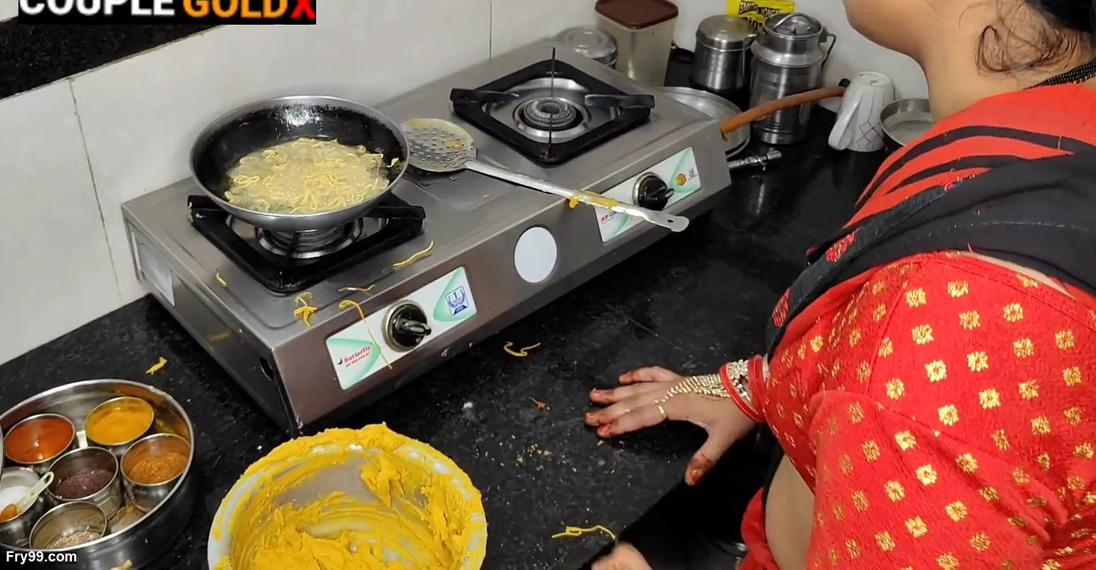 Komal ne Diwali ke namkeen bana Rahi thi yahi par devar ne chakhi chut