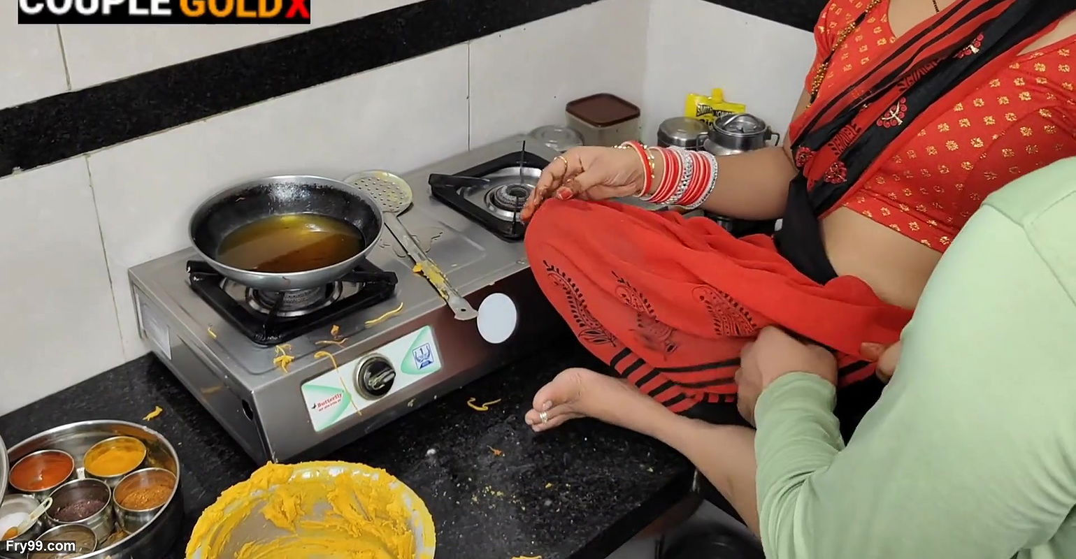 Komal ne Diwali ke namkeen bana Rahi thi yahi par devar ne chakhi chut