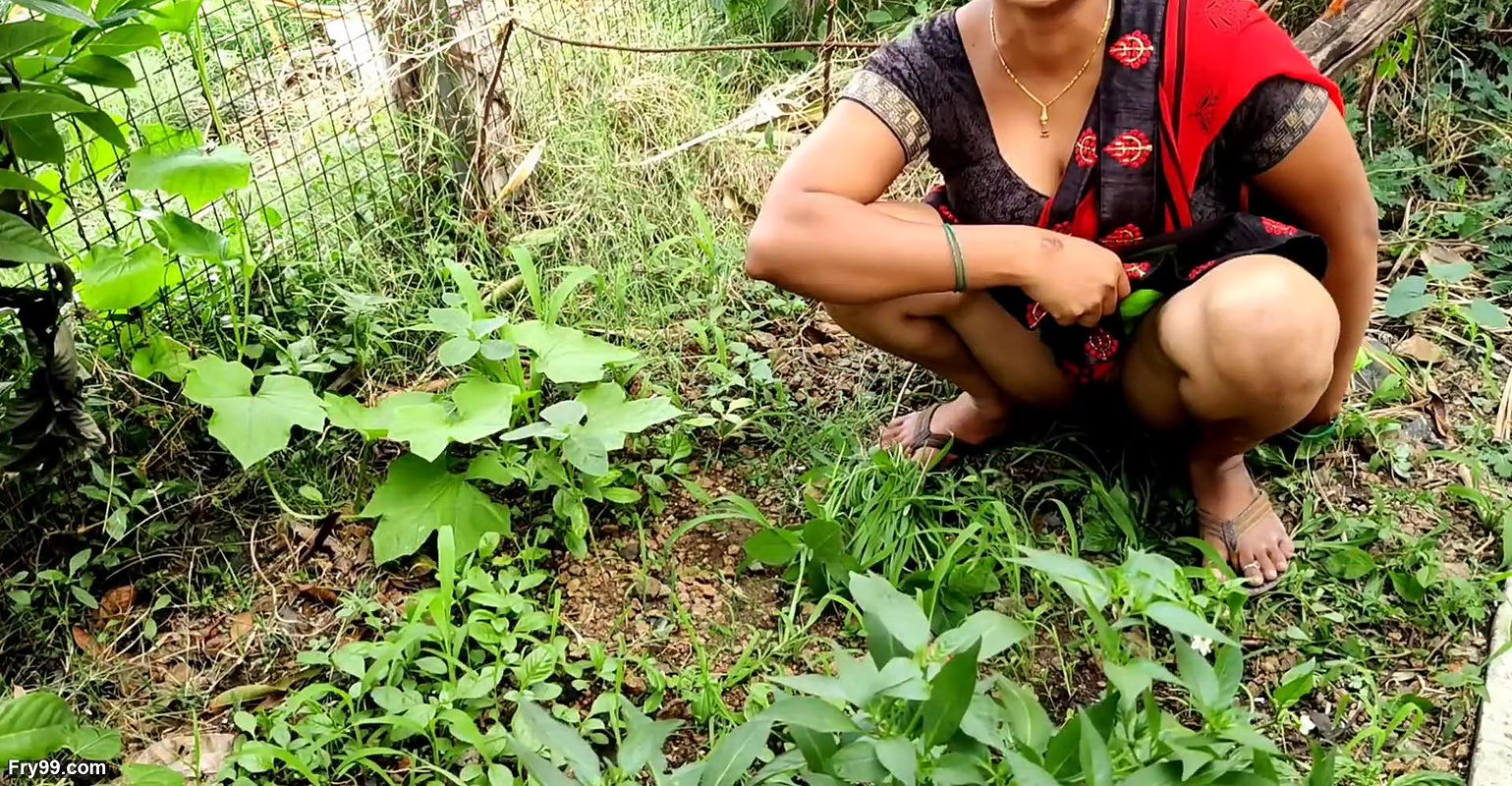 Komal ne apne sath kam karne wale majdur ko patke chodne ko majboor kiya