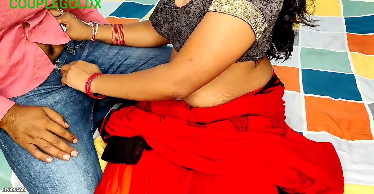 Komal ne apne sath kam karne wale majdur ko patke chodne ko majboor kiya