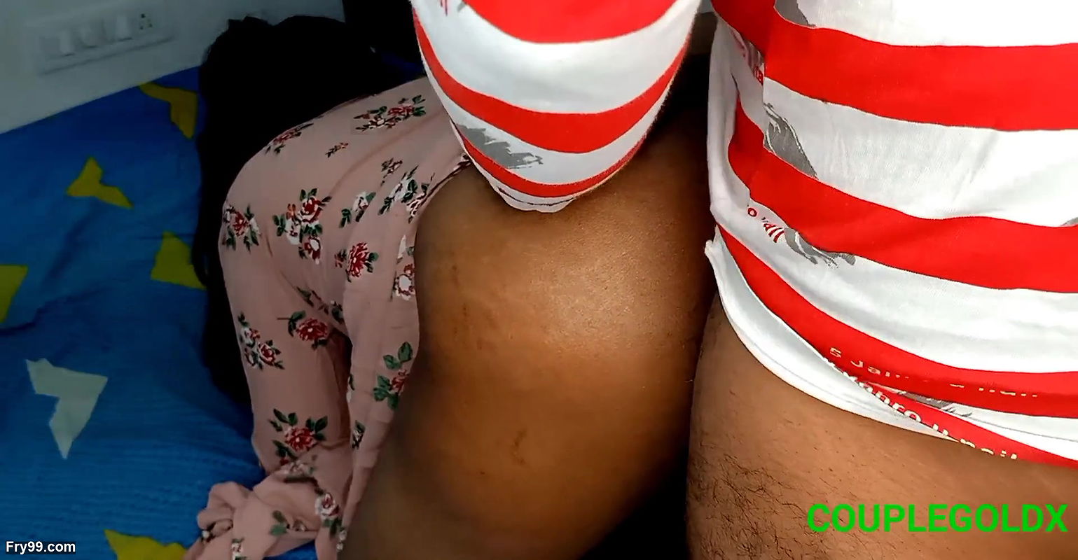 Komal ne apne pati ke gand me zadu dal diya