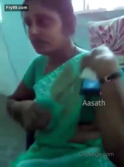 Mature bhabhi boobs pressed by colleague at work place