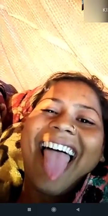 Cute Desi girl Shows Her Boobs