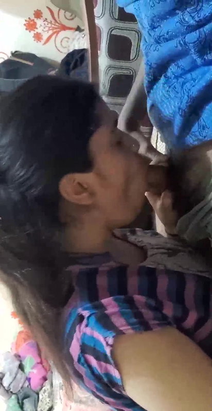 Super Hot Look Indian Call Girl Shows boobs and Blowjob