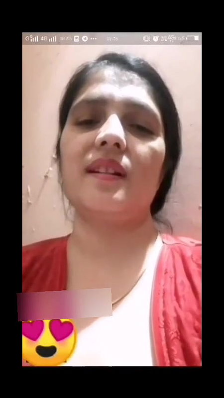 Desi Bhabhi Showing her Boobs & Pussy on VC