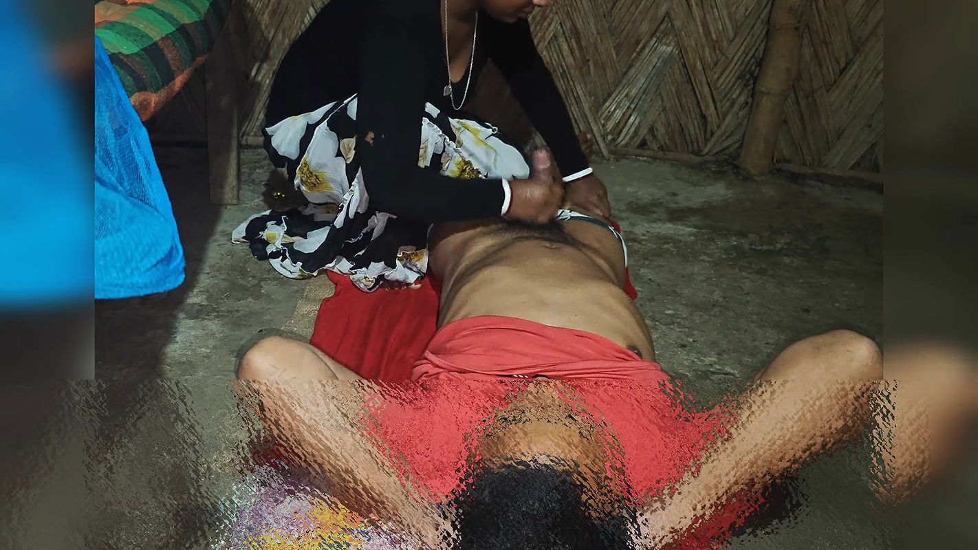 Desi juicy bhabhi ki zameen par palang nahi zameen hilai