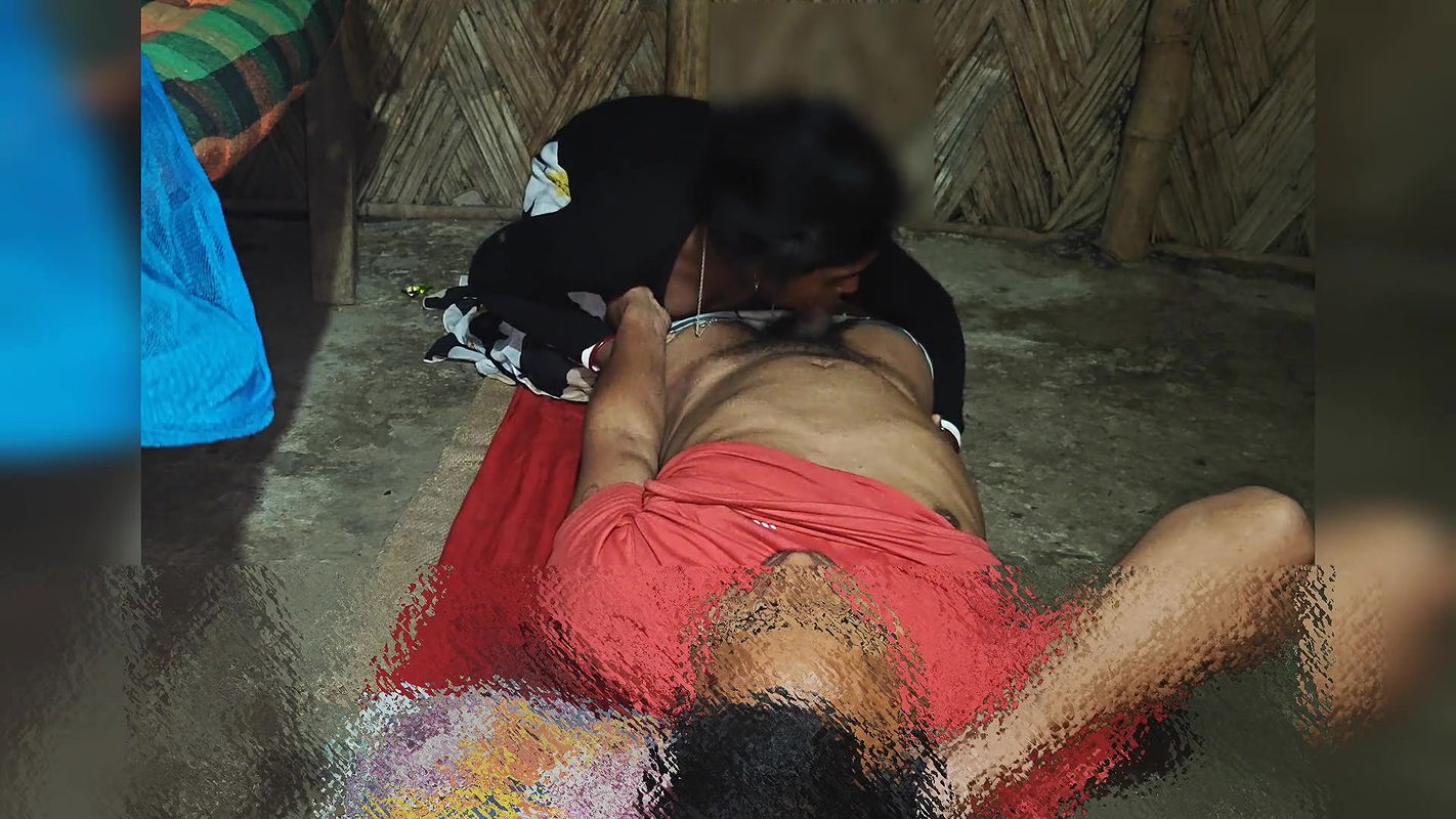 Desi juicy bhabhi ki zameen par palang nahi zameen hilai