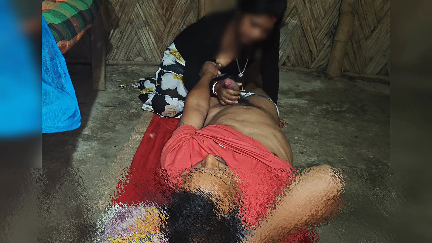 Desi juicy bhabhi ki zameen par palang nahi zameen hilai