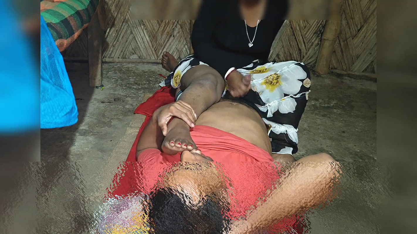 Desi juicy bhabhi ki zameen par palang nahi zameen hilai