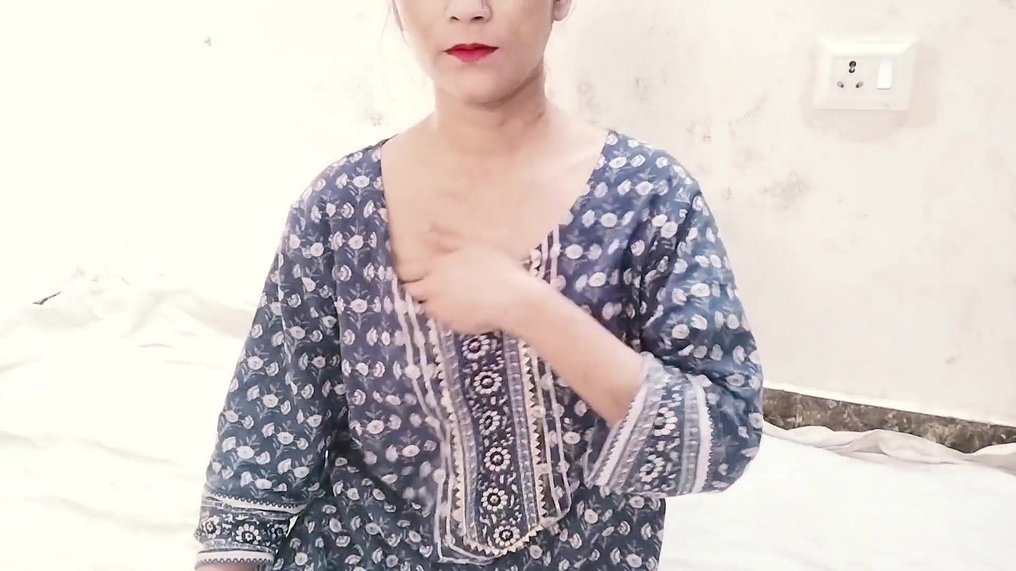 Gandi Gandi video dikha kar bhabhi ne mere sath sex kiya