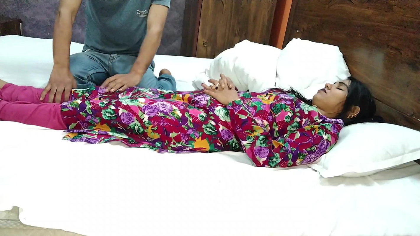 Soi hui malkin ka pant khol diya