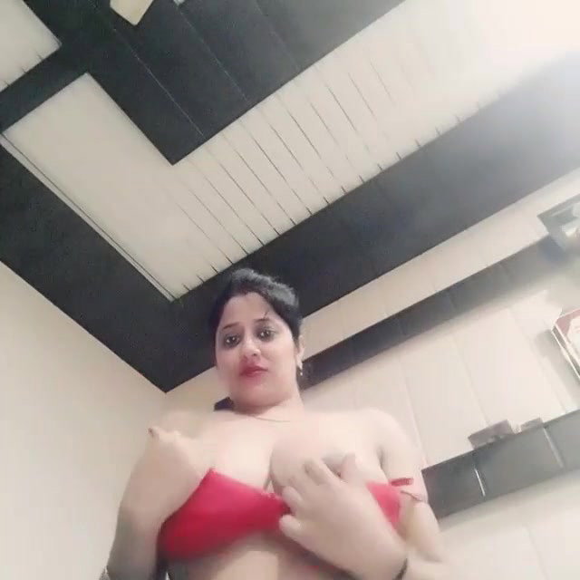 Sexy babe showing