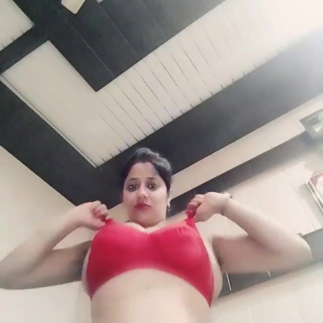 Sexy babe showing