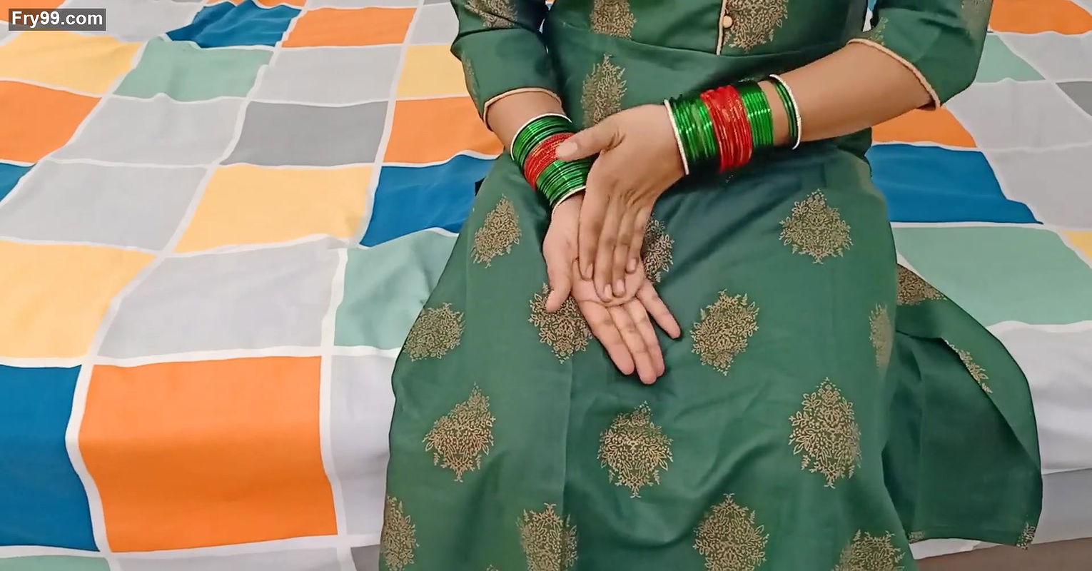 कोमल की चूत को झरना लगा कर पानी डाला है अंदर अब ठहरजायेगा बच्च