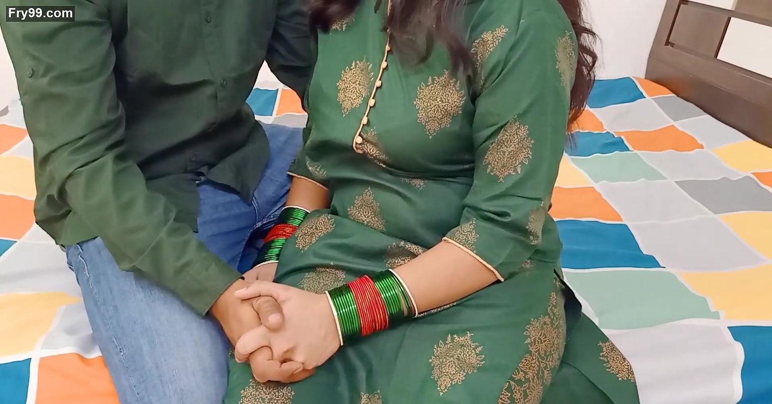 कोमल की चूत को झरना लगा कर पानी डाला है अंदर अब ठहरजायेगा बच्च