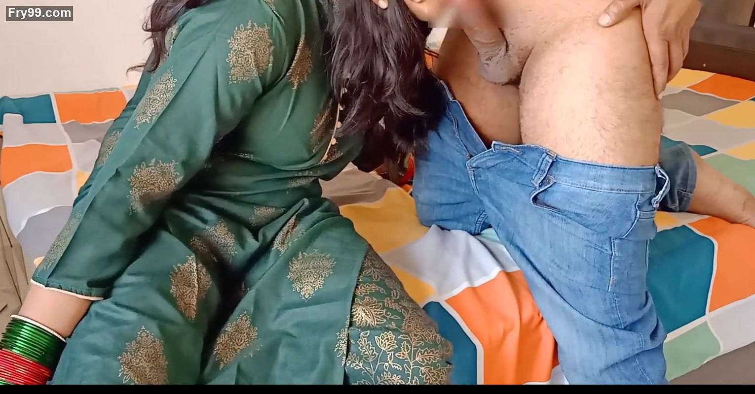 कोमल की चूत को झरना लगा कर पानी डाला है अंदर अब ठहरजायेगा बच्च