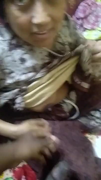 Mature bhabhi giving handjob