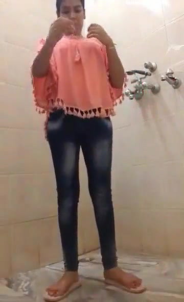 Cute Desi girl Shows her Boobs and Pussy