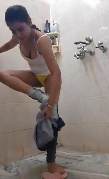 Cute Desi girl Shows her Boobs and Pussy
