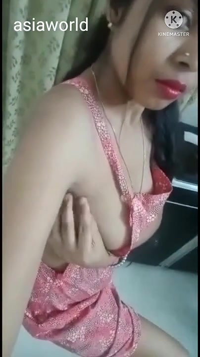 Sexy Bhabhi Showing Her Boobs