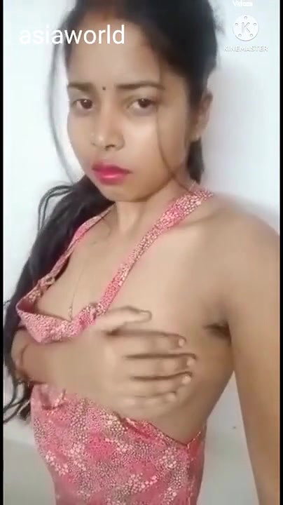 Sexy Bhabhi Showing Her Boobs