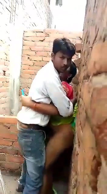 Desvar bhabi caught outdoor