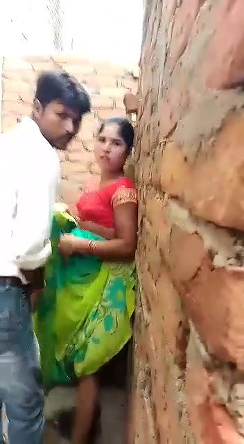 Desvar bhabi caught outdoor
