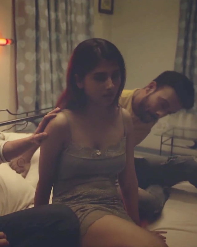 Shweta Mishra thresome sex scene in charmsukh series