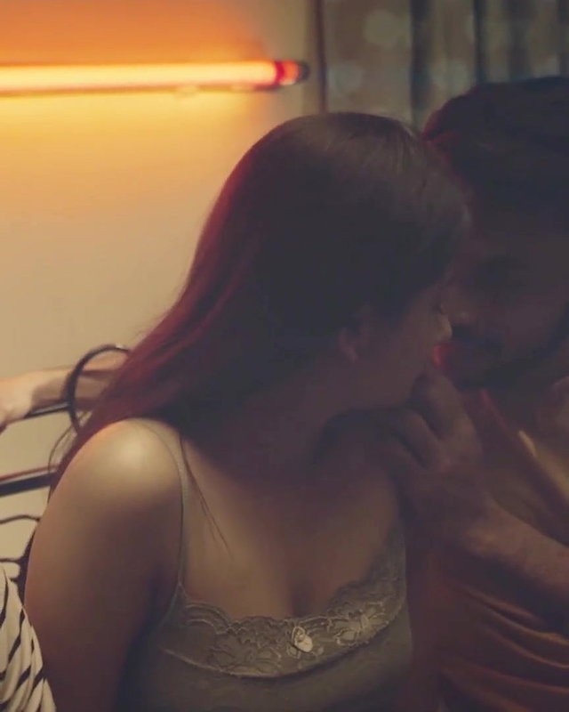 Shweta Mishra thresome sex scene in charmsukh series