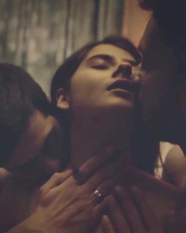 Shweta Mishra thresome sex scene in charmsukh series