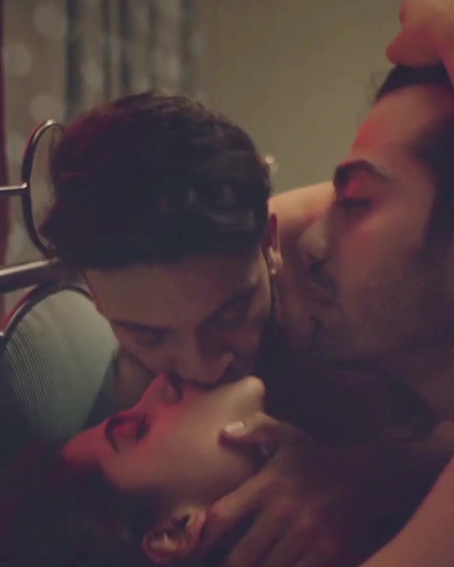 Shweta Mishra thresome sex scene in charmsukh series