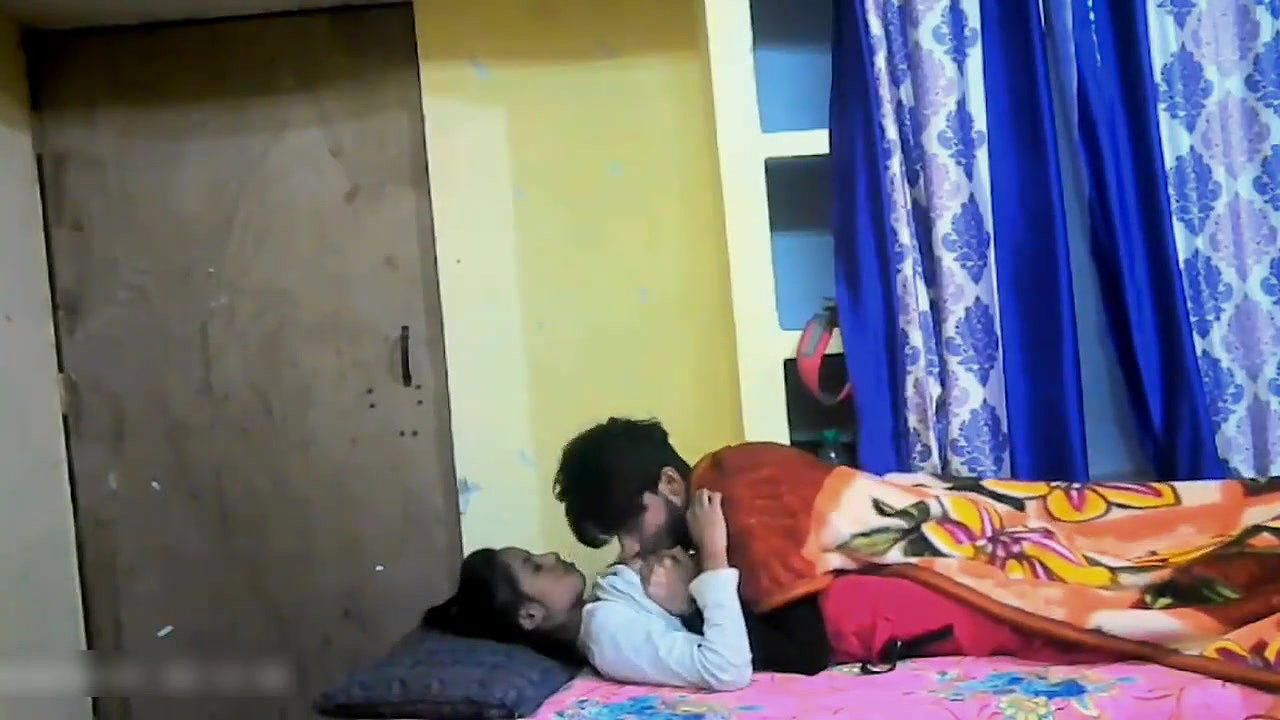 Horny Junior Accidentally gets into OYO Room with her Senior