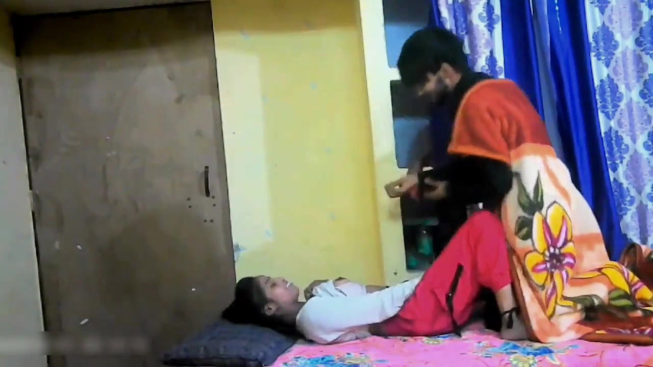 Horny Junior Accidentally gets into OYO Room with her Senior