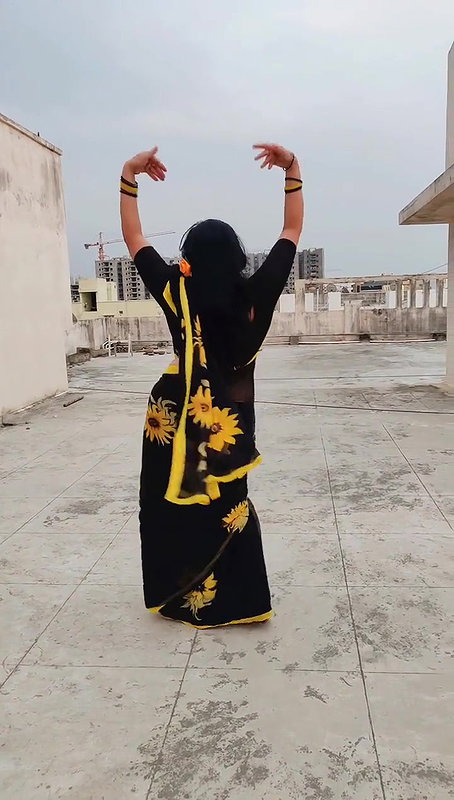 Keerthi naidu 44 age milf aunty hot thoppul kundi shake dance 2